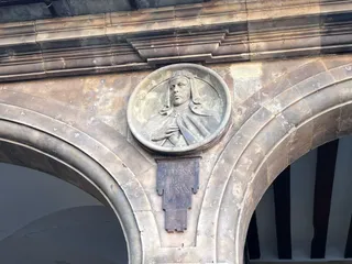 Medallón de Santa Teresa en la Plaza Mayor
