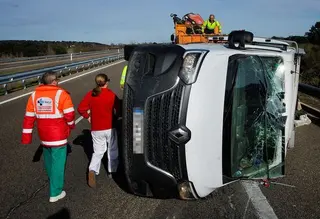 Una furgoneta se sale de la vía y vuelca en Aldehuela de la Bóveda