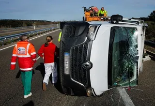 Una furgoneta se sale de la vía y vuelca en Aldehuela de la Bóveda