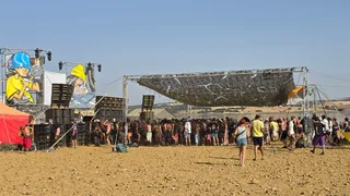 Sigue la rave con cientos de campistas en el entorno del pantano de Santa Teresa