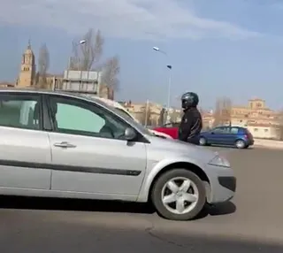 Arrollan a un motorista en una rotonda de la Vía Helmántica.