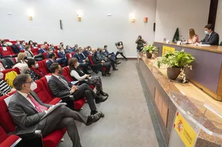 La delegada del Gobierno en Castilla y León y el consejero de la Presidencia en funciones junto a los representantes de las entidades locales para coordinar la colaboración de cara a la llegada de los refugiados