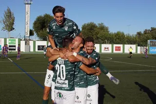 Los jugadores del Guijuelo celebran el tanto ante el Palencia Cristo Atlético | FOTO SALAMANCA24HORAS.COM