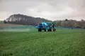 Agricultor repartiendo fertilizante en un campo. ARCHIVO