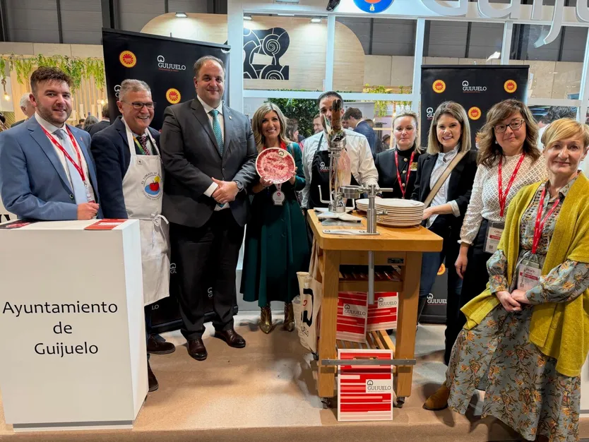 La periodista Mar Villalobos en el estand de Guijuelo en Fitur 2026