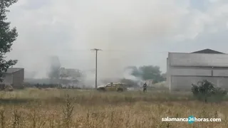 VÍDEO | Los bomberos de la Diputación acuden a un incendio en unos pastos entre Santa Marta y Pelabravo