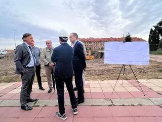 García Carbayo visita las obras de la nueva promoción de vivienda pública de Pizarrales