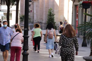 Personas paseando por la calle Toro