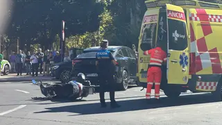 Imagen de la motocicleta y el turismo involucrados en el accidente en la plaza de España que se ha saldado con una mujer de 30 años herida