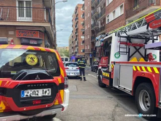 El fallo en una caldera de carbón en la calle Bolivia moviliza a los Bomberos y a la Policía ante el riesgo de explosión