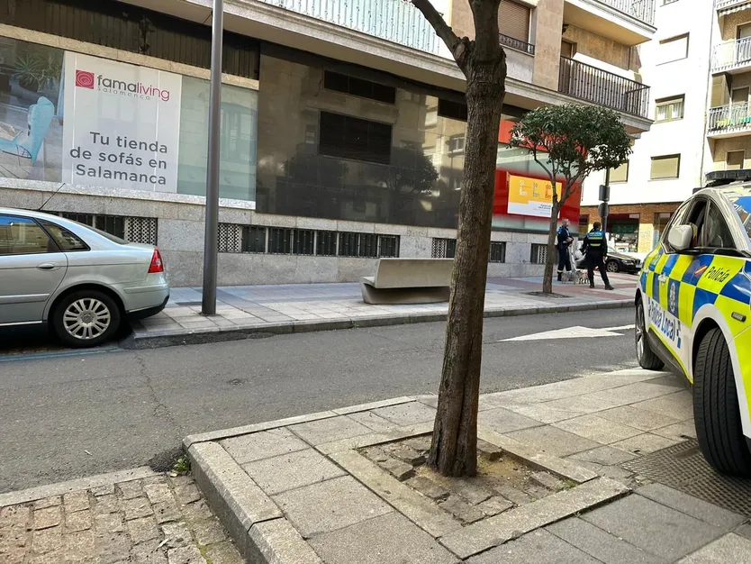 Policía Local con perros abandonados (2)
