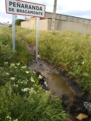 Foto facilitada por Peñaranda en Común de vertidos en los alrededores del Polígono industrial