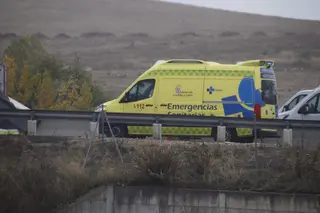 Ambulancia en la carretera. Foto de archivo S24H