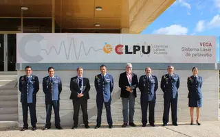 El subdelegado de Defensa visita el centro de láseres pulsados. Foto Subdelegación del Gobierno.