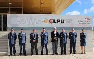 El subdelegado de Defensa visita el centro de láseres pulsados. Foto Subdelegación del Gobierno.