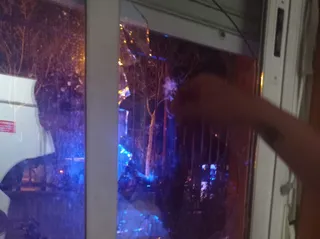 Imagen de una de las ventanas con los cristales rotos