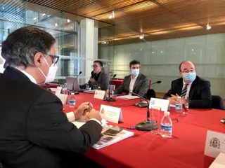 García Carbayo y Miquel Iceta en la reunión del Pleno del Patronato del Centro Documental
