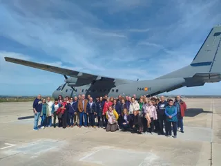 Jubilados de Santa Marta visitan las instalaciones de la Base Aérea de Matacán y suben a una de las aeronaves