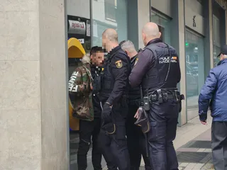 Policía Nacional de Salamanca cacheando e identificando a un varón en el paseo de Carmelitas | Salamanca24horas