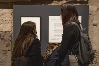Dos jóvenes observan la exposición