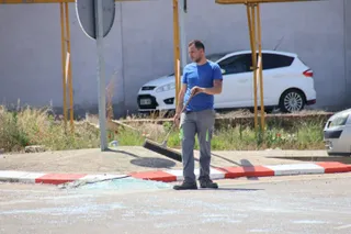 Un camión pierde la carga de cristales en el poligono de los Villares. Fotos Andrea M (1)