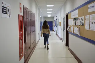 Una alumna camina por un pasillo de un centro educativo