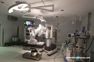 Imagen de la presentación del robot DA VINCI en el hospital de Salamanca