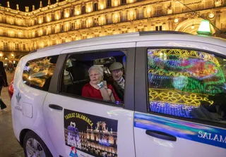 La iniciativa Taxiluz, promovida por Roraty Club Salamanca, acerca a las personas mayores de las residencias de la ciudad a disfrutar de la iluminación de Navidad de manera altruista Foto Agencia ICAL (Susana Martín) (1 (3)