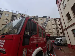 Una antena cae en la vía pública en el paseo del Gran Capitán | Anass Álvarez