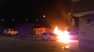 Arden dos coches de madrugada en Santa Marta de Tormes