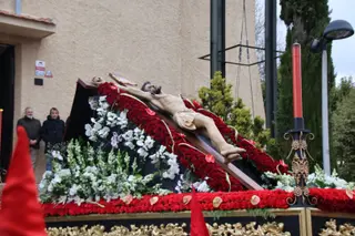El Cristo de la Vela y Nuestra Señora del Silencio saluda a los fieles en la Iglesia de Jesús Obrero en Salamanca en la Semana Santa de Salamanca 2024
