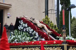 El Cristo de la Vela y Nuestra Señora del Silencio saluda a los fieles en la Iglesia de Jesús Obrero en Salamanca en la Semana Santa de Salamanca 2024