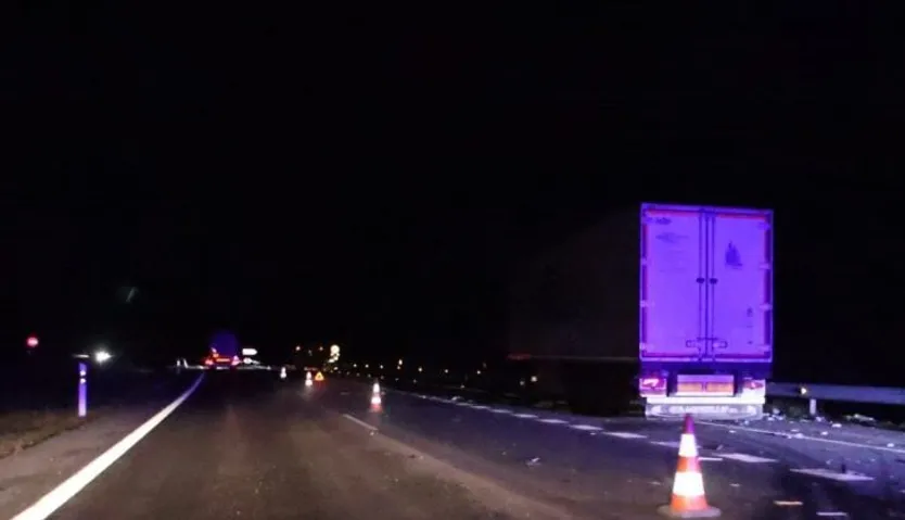 Colisión entre un camión y una autocaravana