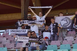 Gran ambiente en la grada para ver el partido entre Zamora - Unionistas en el Estadio Ruta de la Plata | Juanes