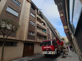 Los bomberos sofocan un incendio en una vivienda de la calle Vasco de Gama | Anass Álvarez