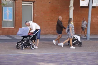 Gente paseando con carrito de bebé por las calles de Salamanca en verano. Foto de archivo