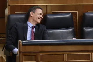 El presidente del Gobierno, Pedro Sánchez, sonríe desde el hemiciclo en el Pleno del Congreso de los Diputados
