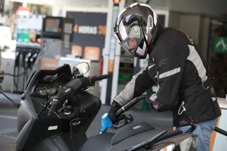 Imagen de un motorista repostando.