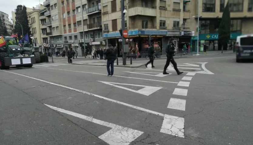 Policía Nacional redirigiendo el tráfico en la Puerta de Zamora. Foto S24H