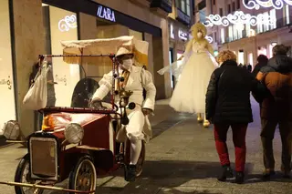 La concejala de Cultura, María Victoria Bermejo, y el concejal de Comercio, Juan José Sánchez, asisten al inicio de los pasacalles de animación incluidos en la programación de Navidad.
