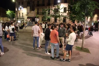 Salmantinos celebrando en Gran Vía el triunfo del Real Madrid tras conquitar su decimoquinta Champions