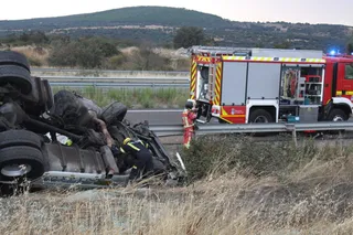 Atrapado el conductor de un camión tras volcar a la altura de Cabeza de Béjar. Fotos Carlos H.G