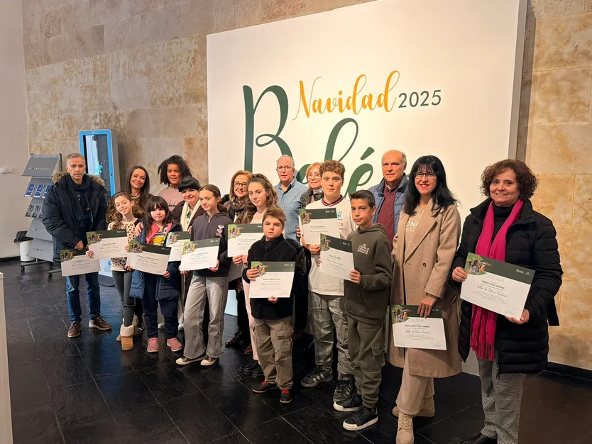 La concejala de Tradiciones, Carmen Seguín, entrega los diplomas a los participantes en los talleres de belenes navideños