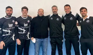 Manuel Lovato, junto a María Hernández y varios jugadores | FOTO SALAMANCA CF UDS
