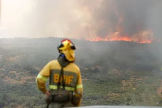 Un bombero observa el incendio forestal, a 24 de agosto de 2025, en La Baña, Encinedo, La Cabrera, León, Castilla y León (España) | Carlos Castro - Europa Press
