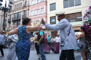 Archivo. Dos personas bailando durante el III Festival Internacional de Folclore Ciudad de Salamanca