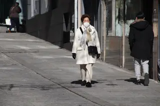Señora paseando en invierno con bufanda y abrigo por el frío
