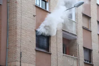 Incendio en una vivienda en la calle León Felipe (1)