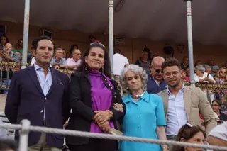 Resumen fotográfico del ambiente en los tendidos de La Glorieta durante la corrida de rejones. Fotos Juanes