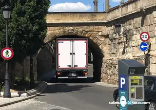 Camión atascado en el Arroyo de Santo Domingo